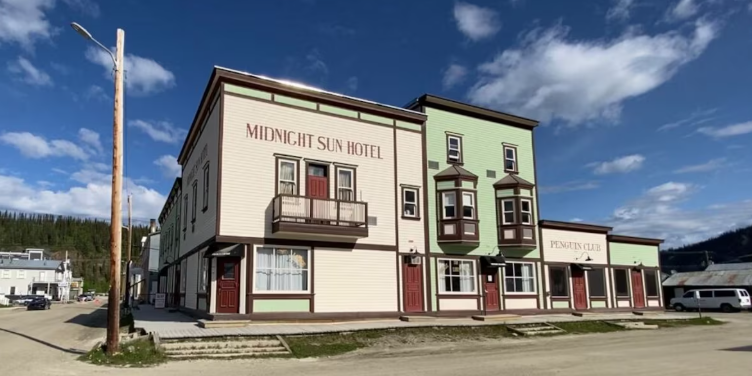 La façade de l'hôtel Midnight Sun, à Dawson.