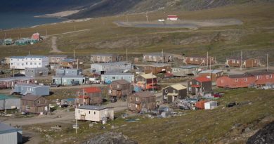 Des maisons de Pangnirtung, au Nunavut, en août 2023.