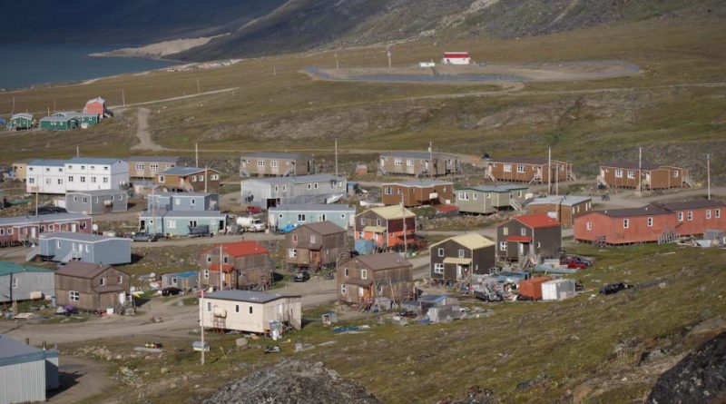 Des maisons de Pangnirtung, au Nunavut, en août 2023.