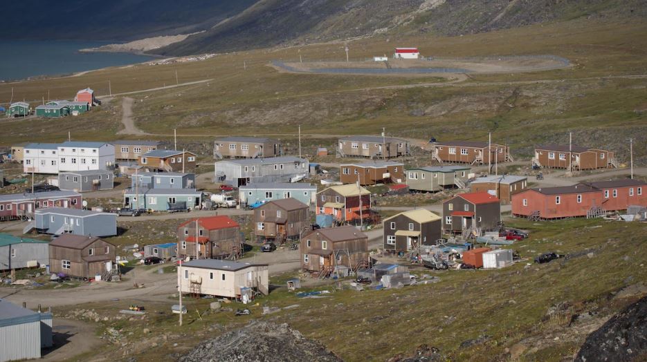 Des maisons de Pangnirtung, au Nunavut, en août 2023.