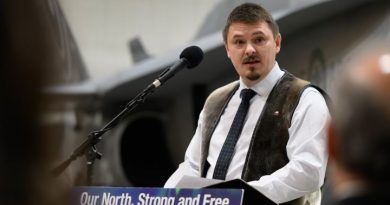 Un homme parle devant un micro lors d'une conférence de presse à Iqaluit, au Nunavut, le 6 mars 2025.
