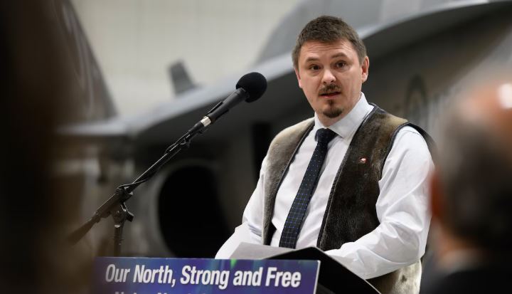 Un homme parle devant un micro lors d'une conférence de presse à Iqaluit, au Nunavut, le 6 mars 2025.