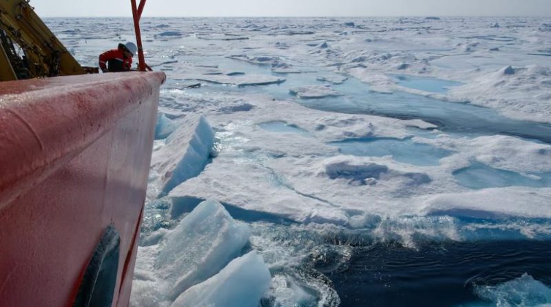 Une partie du navire à travers des eaux glacées.