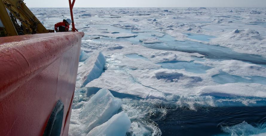 Une partie du navire à travers des eaux glacées.