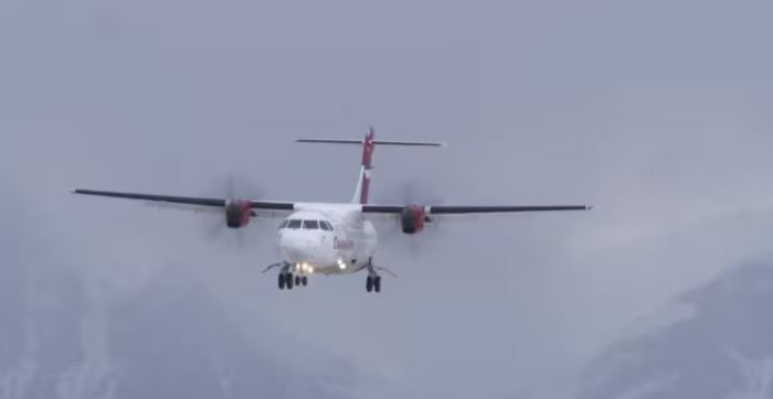 Un avion bimoteur s'apprête à atterrir sous un ciel gris en octobre 2022.