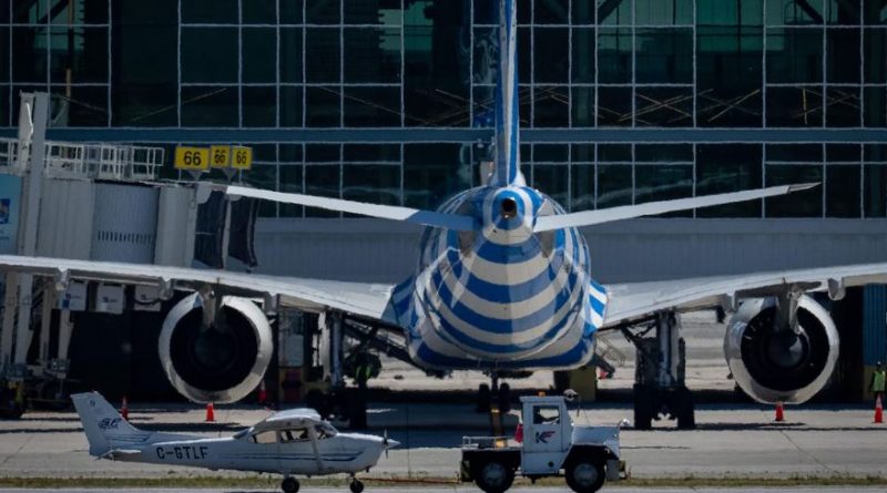 Le petit avion est remorqué sur une piste.