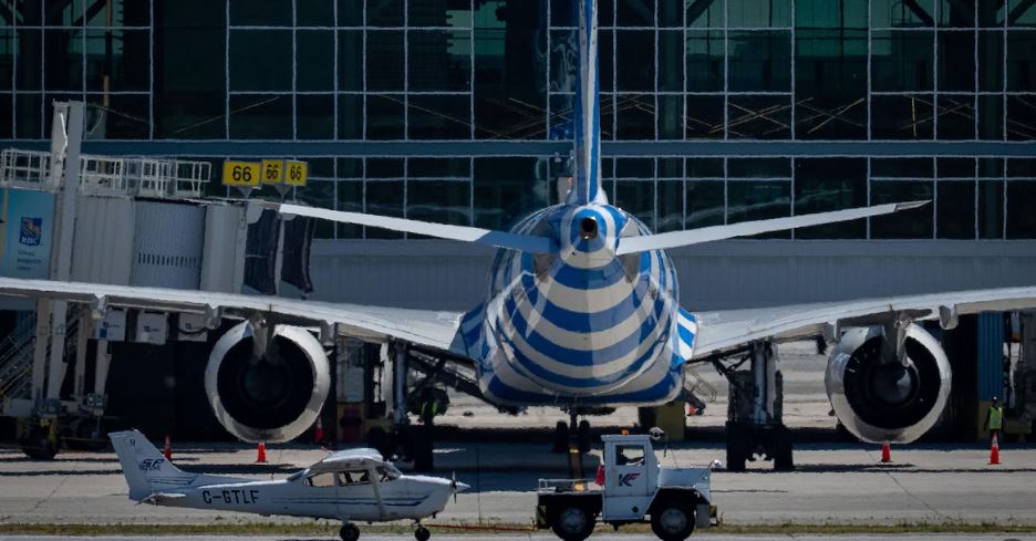 Le petit avion est remorqué sur une piste.