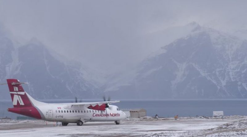 Photo d'un avion de Canadian North sur le tarmac de Pond Inlet le 7 octobre 2022.