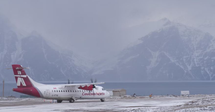 Photo d'un avion de Canadian North sur le tarmac de Pond Inlet le 7 octobre 2022.