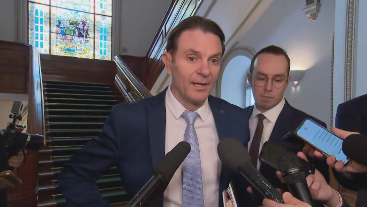François Bonnardel en mêlée de presse.
