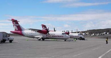 Des avions de la compagnie aérienne Canadian North sur le tarmac de l'aéroport d'Iqaluit, au Nunavut, le 26 juin 2024.