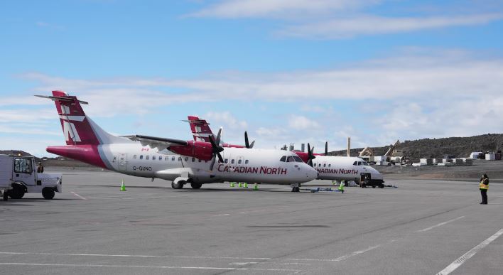 Des avions de la compagnie aérienne Canadian North sur le tarmac de l'aéroport d'Iqaluit, au Nunavut, le 26 juin 2024.