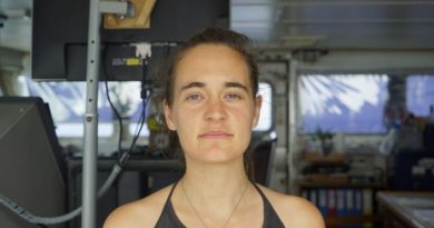 Carola Rackete regarde la caméra.