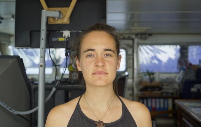 Carola Rackete regarde la caméra.