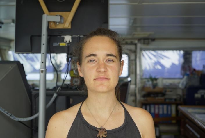 Carola Rackete regarde la caméra.