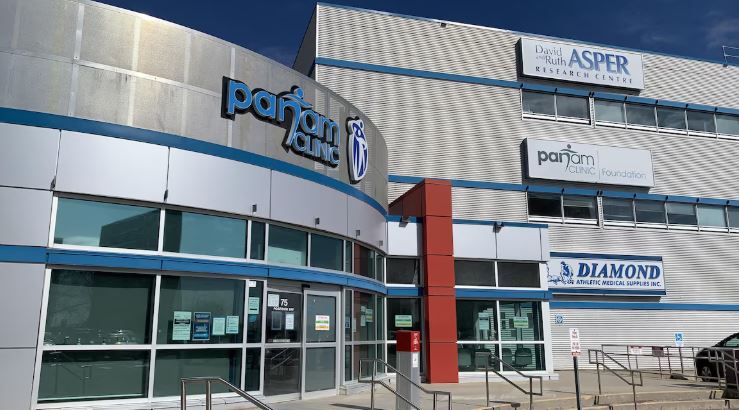 Une clinique médicale moderne sous un ciel bleu.