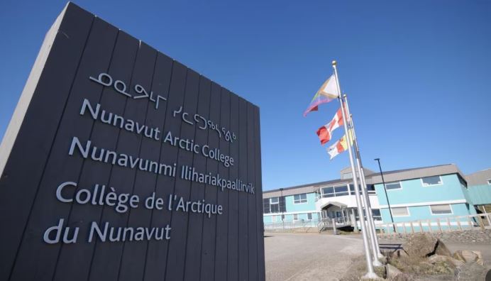 La façade extérieure d'un bâtiment du Collège de l'Arctique du Nunavut, à Iqaluit, le 31 août 2022.