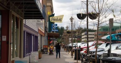 Une personne marche sur la rue principale à Whitehorse, le 30 juin 2025.