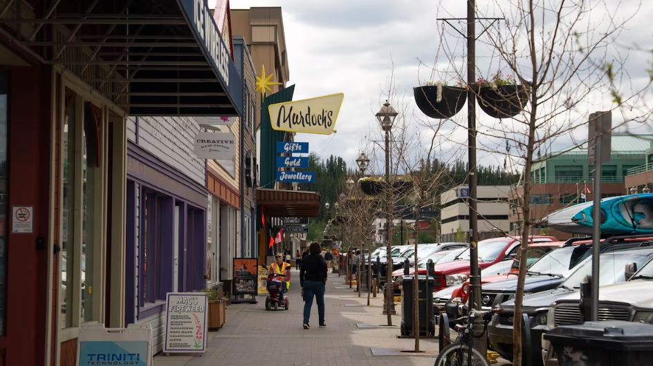 Une personne marche sur la rue principale à Whitehorse, le 30 juin 2025. 