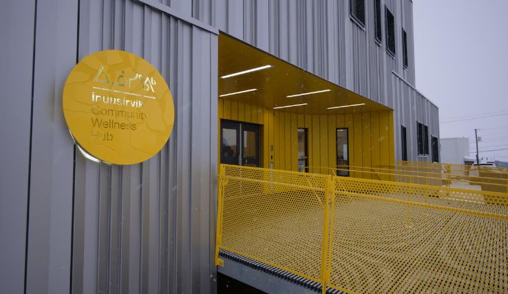 La façade extérieure du nouveau Centre de bien-être communautaire Inuusirvik, à Iqaluit, au Nunavut, le 30 novembre 2023.