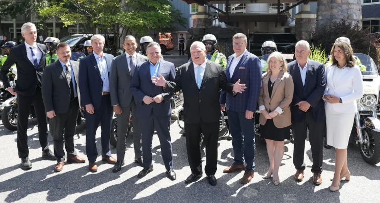Les premiers ministres posent pour une photo.