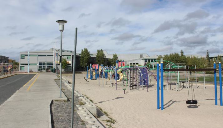 Une image des structures situées dans la cour de l'École Weledeh.