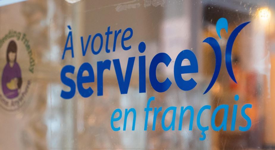 Une étiquette dans une fenêtre où l'on peut lire « À votre service en français ».