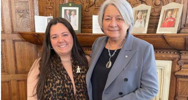 Deux femmes, dont la gouverneure générale du Canada, Mary Simon, se tiennent debout l'une à côté de l'autre.