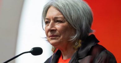 Mary Simon au micro.