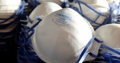 Plusieurs masques respiratoires médicaux.