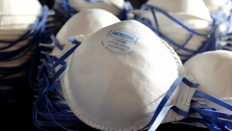 Plusieurs masques respiratoires médicaux.