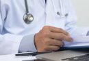 Un médecin prend des feuilles entre ses doigts.