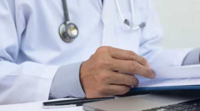 Un médecin prend des feuilles entre ses doigts.