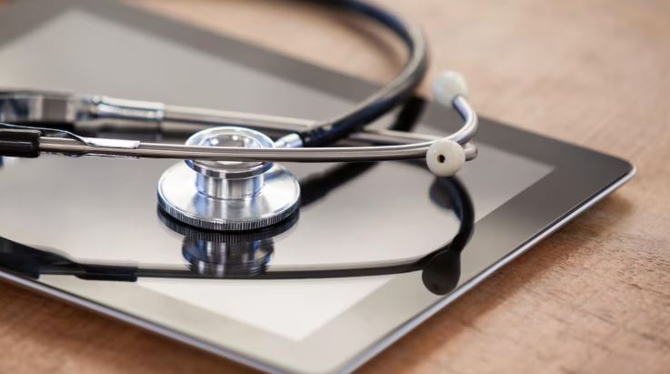 Un stéthoscope repose sur une tablette.