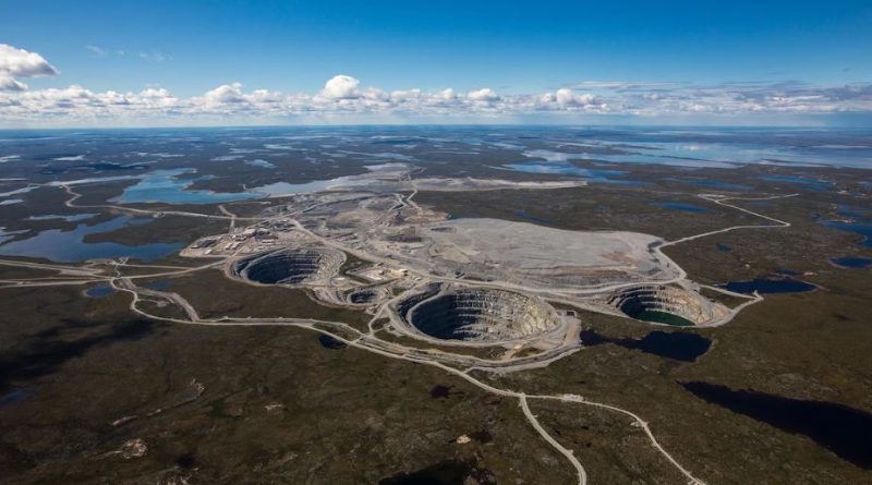 Vue aérienne de la mine à ciel ouvert.