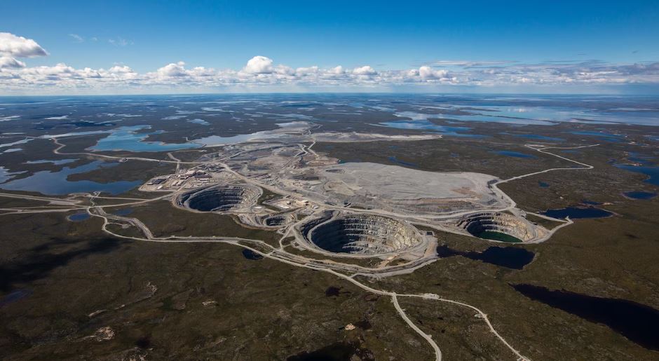 Vue aérienne de la mine à ciel ouvert.