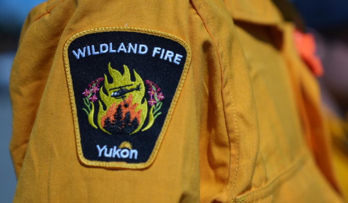 Gros plan d'un insigne d'épaule portant la mention « Wildland Fire Yukon », le 30 avril 2024.
