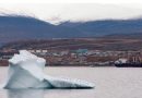 Un iceberg flotte devant Pond Inlet, au Nunavut.