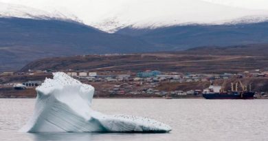 Un iceberg flotte devant Pond Inlet, au Nunavut.