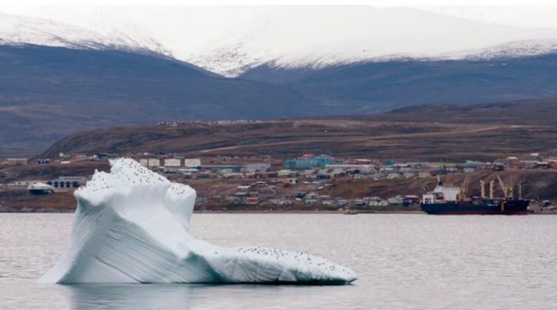 Un iceberg flotte devant Pond Inlet, au Nunavut.