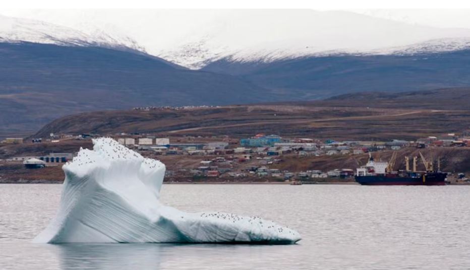 Un iceberg flotte devant Pond Inlet, au Nunavut.