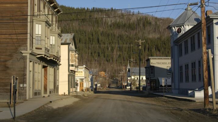 La rue King sans voitures à Dawson.