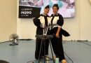 Les deux sœurs du duo PIQSIQ posent souriantes sur scène, vêtues de tenues noires et blanches d’inspiration traditionnelle.