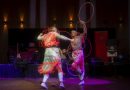 Un spectacle de danse avec des cerceaux.