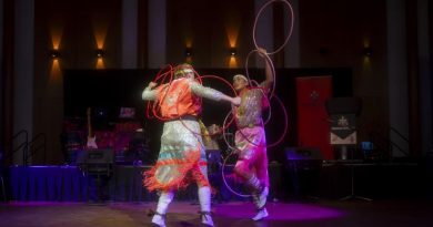 Un spectacle de danse avec des cerceaux.