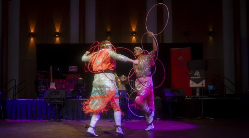 Un spectacle de danse avec des cerceaux.