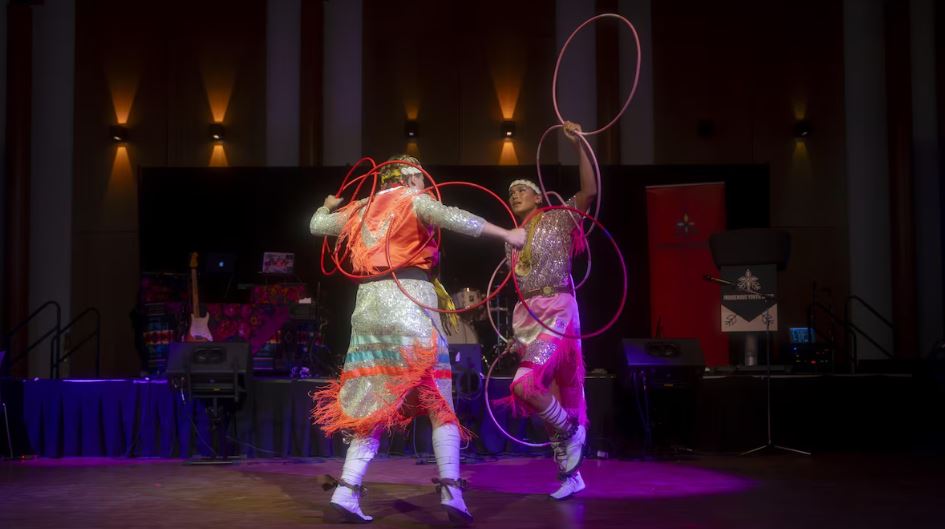 Un spectacle de danse avec des cerceaux.
