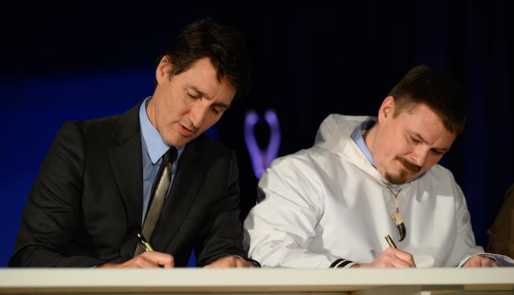 Le premier ministre Justin Trudeau, et celui du Nunavut, PJ Akeeagok, signent l’entente de dévolution, à Iqaluit, le 18 janvier.