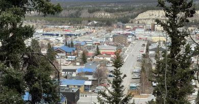 Le centre-ville de Whitehorse vu du haut de l'escarpement, le 22 avril 2024.