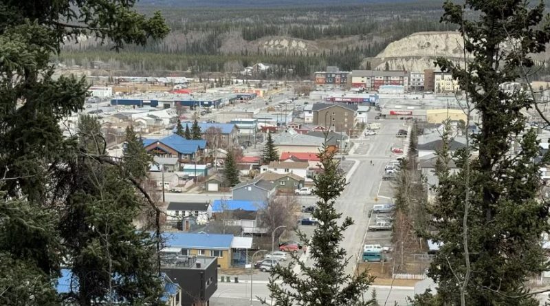 Le centre-ville de Whitehorse vu du haut de l'escarpement, le 22 avril 2024.